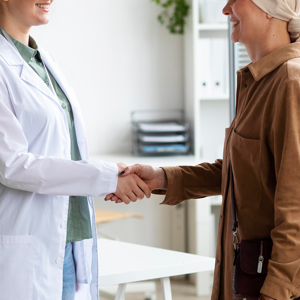 perito medico dando la mano a paciente
