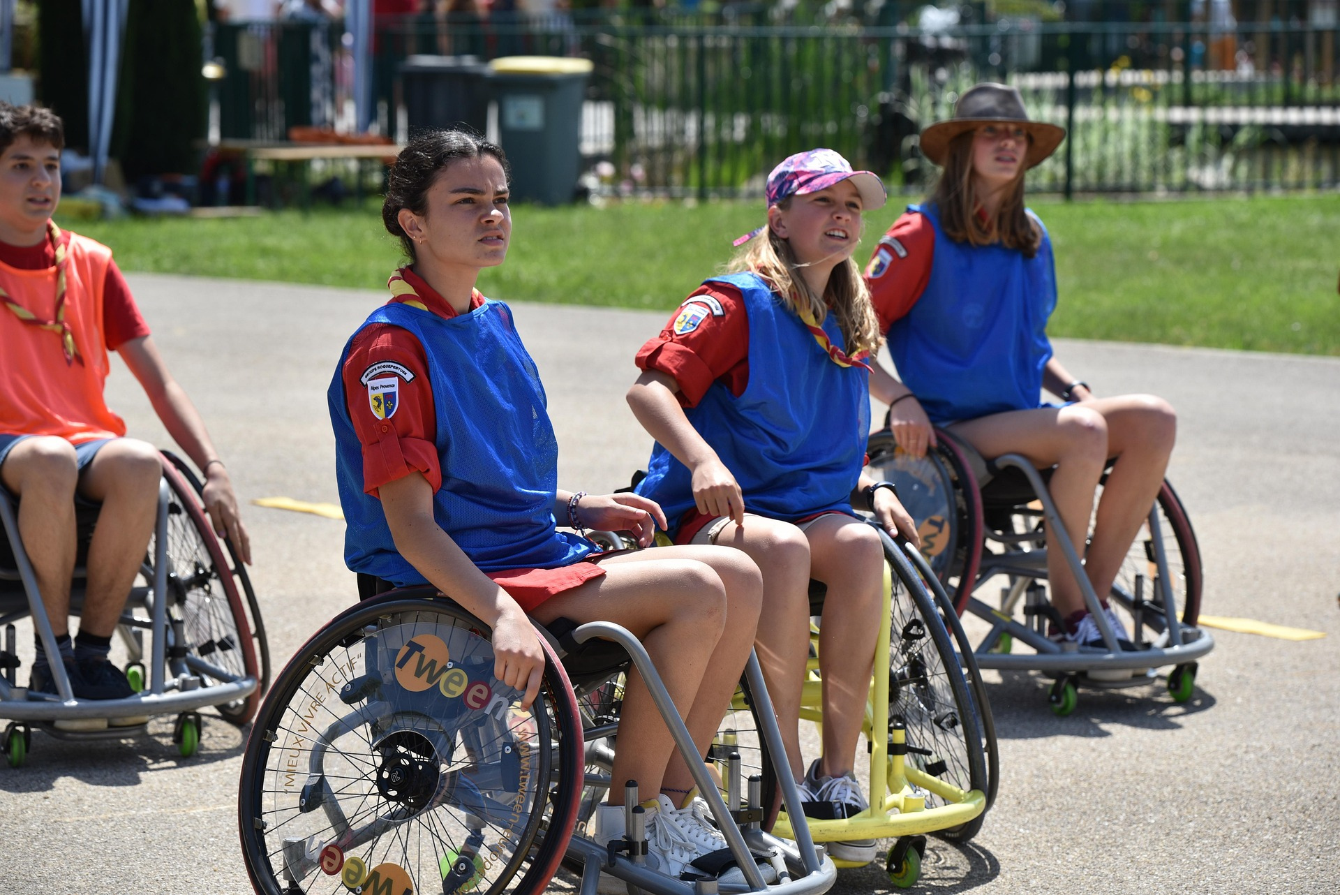jóvenes con discapacidad en silla de ruedas