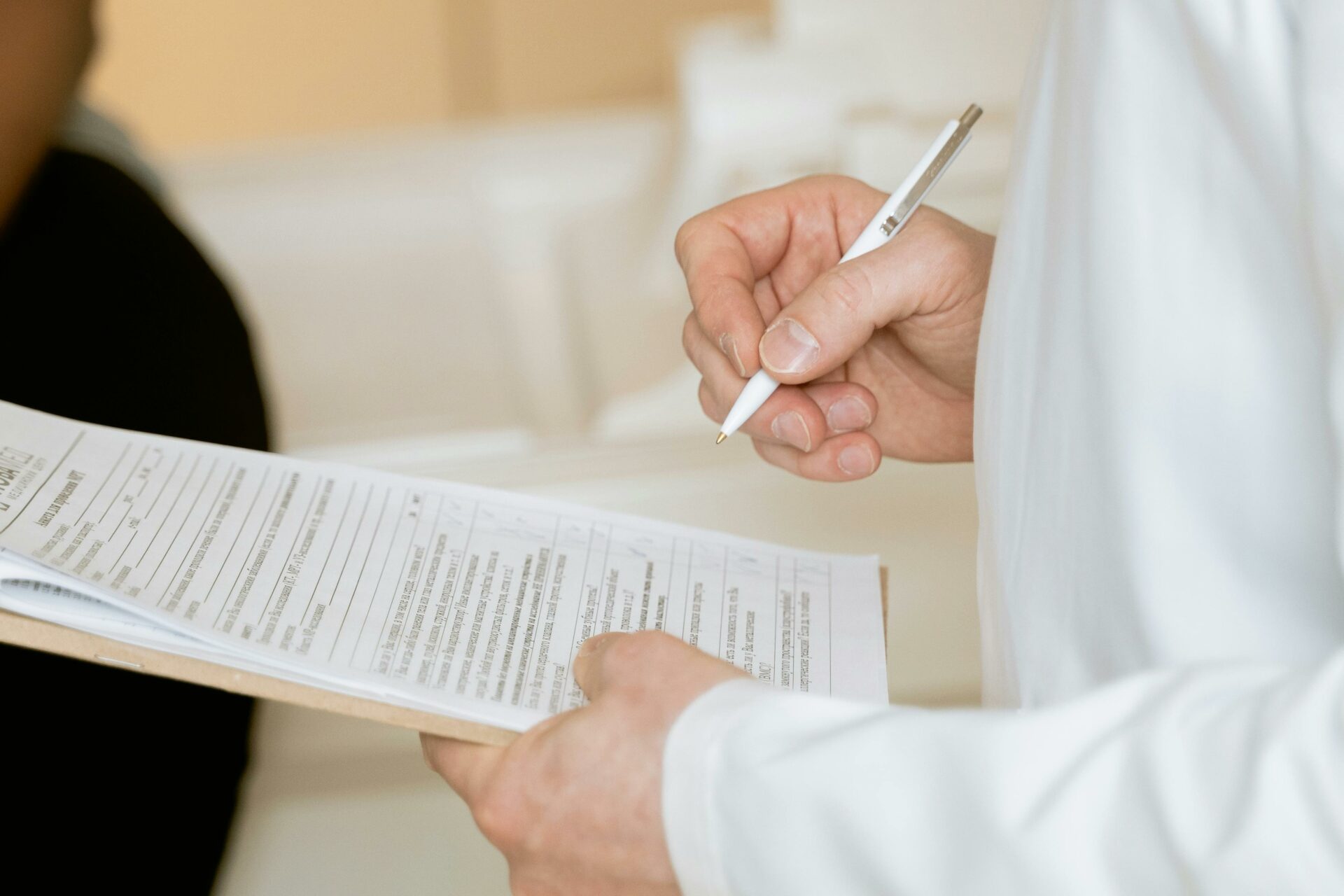 doctor completando informes de incapacidad y discapacidad